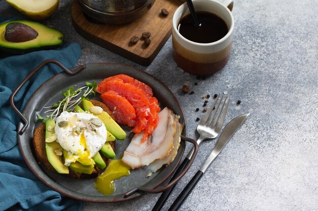 Broodje gekookt ei met avocado koffie zalm en gerookte zalm copy space