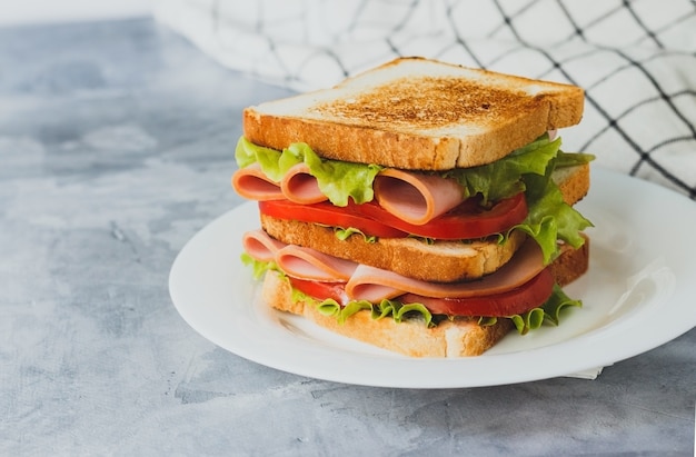 Broodje gerookte kalkoen met ham tomaatjes sla