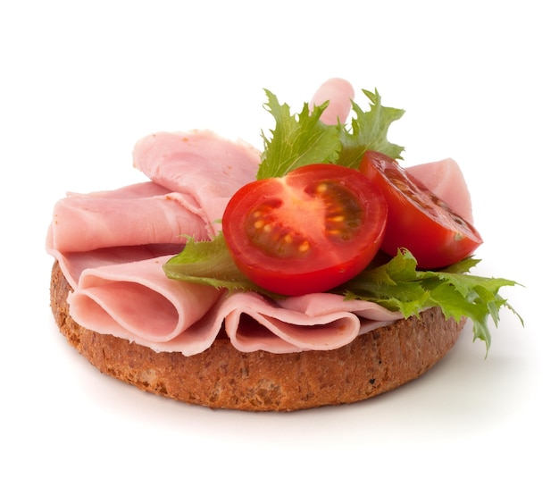 Broodje gezond met groente en gerookte ham