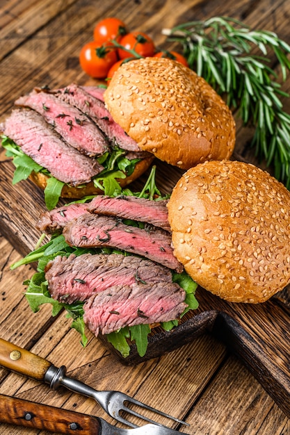 Broodje hamburger met biefstuk, rucola en spinazie