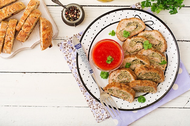 Broodje kippengehakt met broccoli en tomatensaus. Plat leggen. Bovenaanzicht