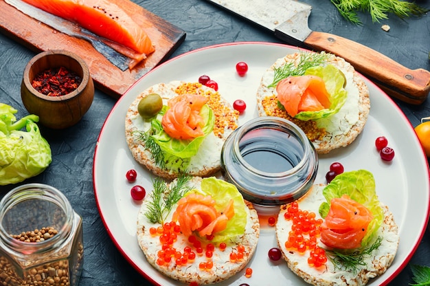 Broodje met gerookte zalm,kaas