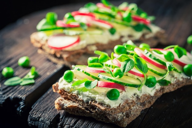 Broodje met kwark avocado en brood