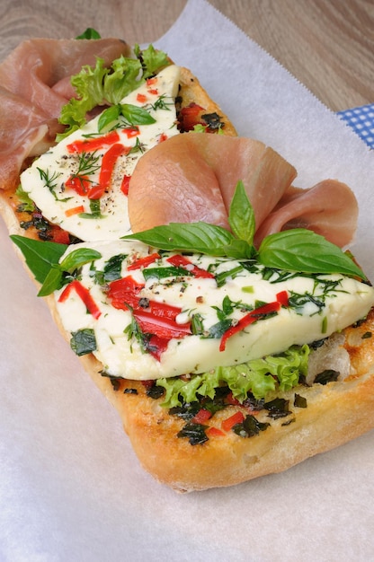 Broodje met mozzarella en jamon