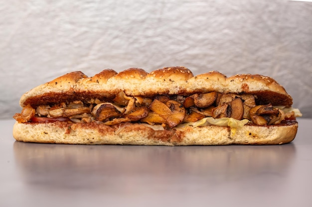 broodje met paddenstoel in een knapperig broodje