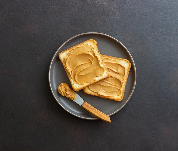 Broodje met pindakaas. Ontbijt. Vegetarisch eten. Amerikaanse keuken.