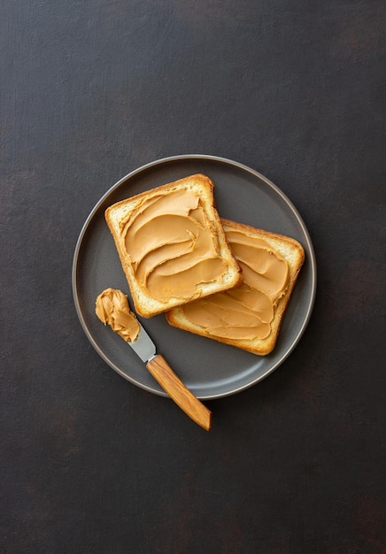 Broodje met pindakaas. Ontbijt. Vegetarisch eten. Amerikaanse keuken.