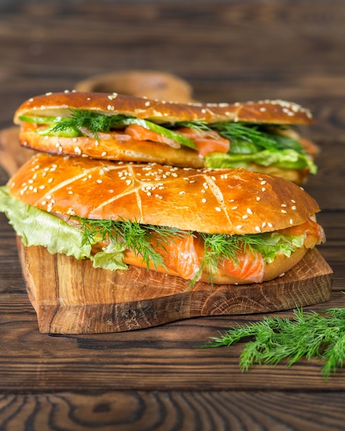 Broodje met rode vis Aperitief Een broodje met sesam en zalm en zalm Amerikaanse keuken Vis