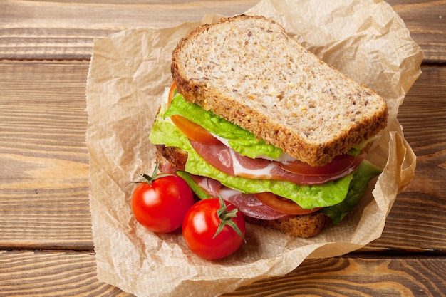 Broodje met salade ham kaas en tomaten