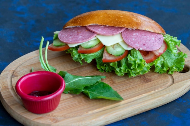 Broodje met salami cheddar tomaat komkommer sla rucola in brood snelle snack heerlijk broodje