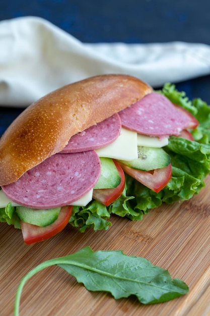 Broodje met salami cheddar tomaat komkommer sla rucola in brood snelle snack heerlijk broodje