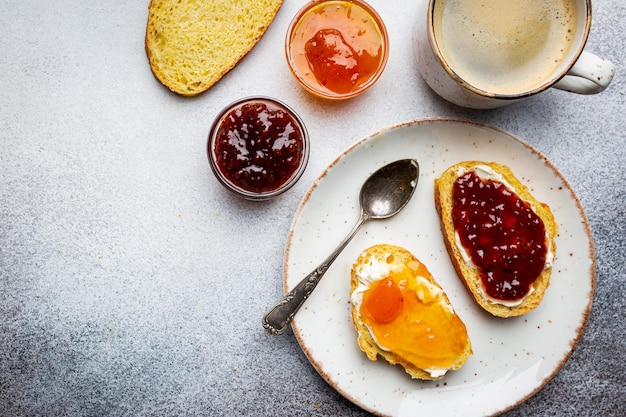 Broodje met verschillende soorten jam