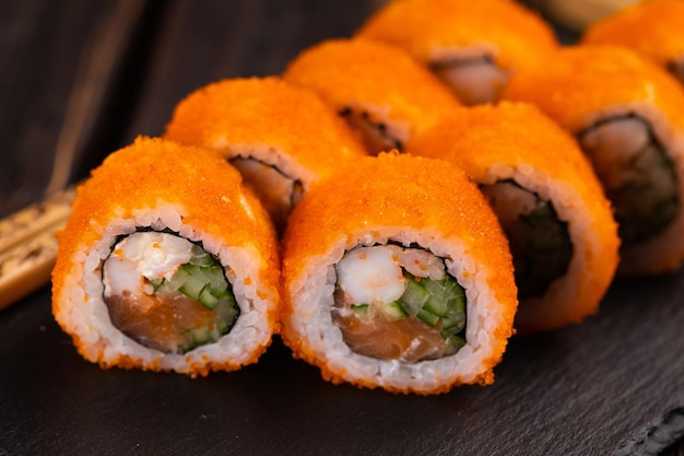 Broodje met vissensushi met eetstokjes Aziatisch voedselconcept