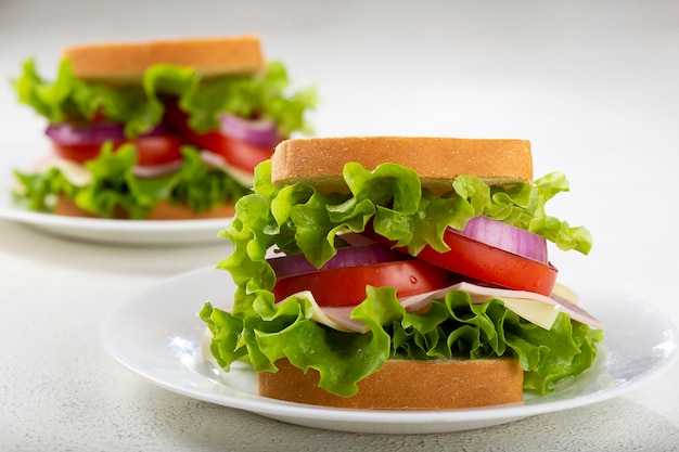 Broodje naturel Broodje met kaas ham sla tomaat en rode ui