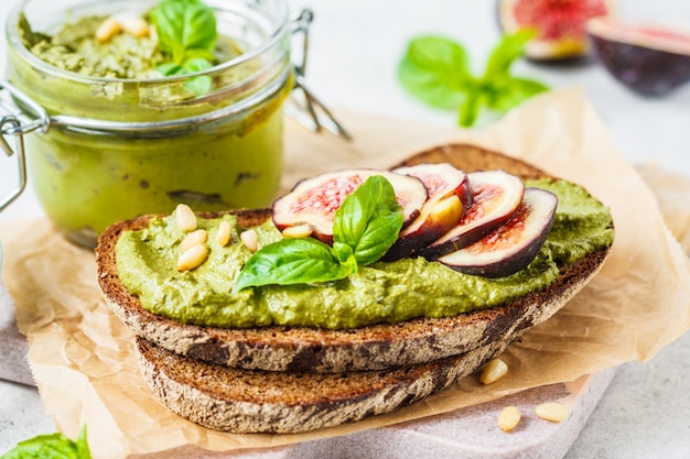 Broodje pestosaus met vijgen op roggebrood.