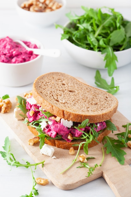 Broodje rode biet en feta met walnoten en rucola