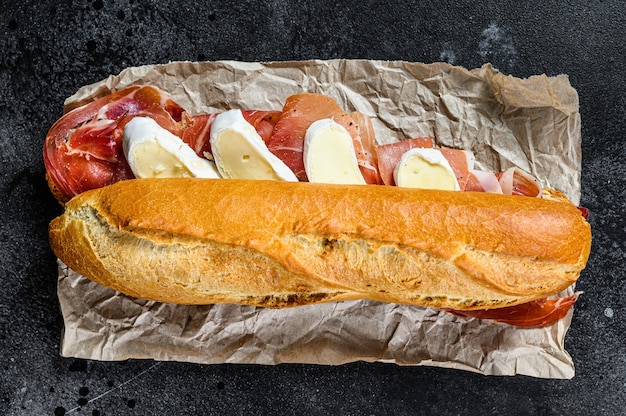 Broodje stokbrood met prosciuttoham, camembert