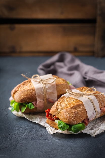 Broodje vers roggebrood met ham, sla en tomaat