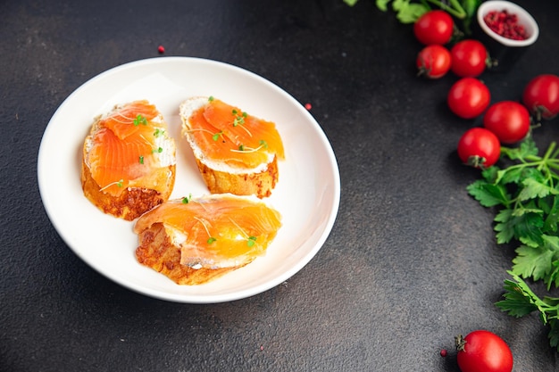 Broodje zalm smorrebrod vis open broodje zeevruchten verse maaltijd eten dieet snack op tafel