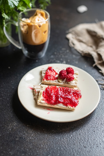 broodje zoete jam en kopje koffie bessenjam boter biologisch volkoren dieetbrood krokant