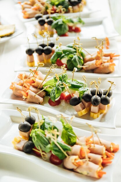 Broodjes, canapés en gebak op de feesttafel. Een breed scala aan snacks