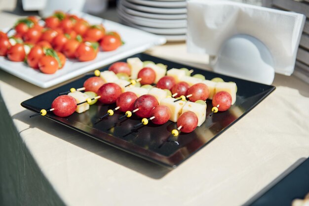 Broodjes canapés en gebak op de feesttafel een breed scala aan snacks