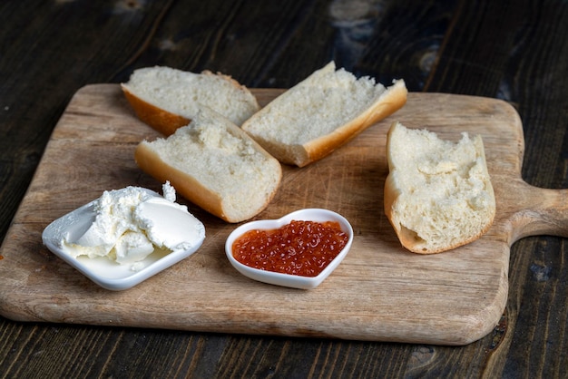 Foto broodjes maken met stokbrood en roomkaas met kaviaar