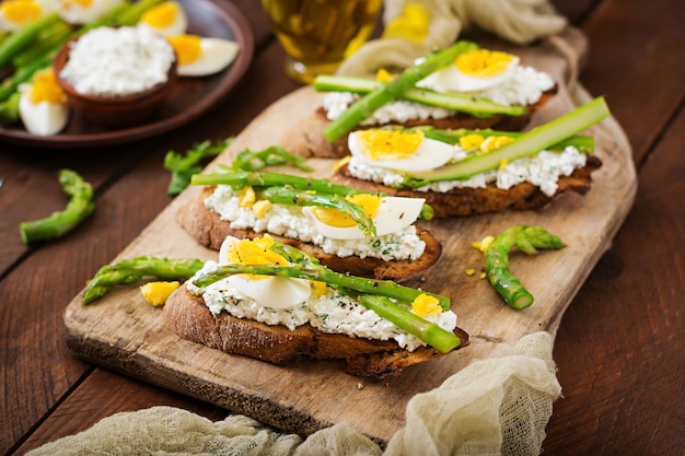 Broodjes met asperges, kwark, peper en eieren.