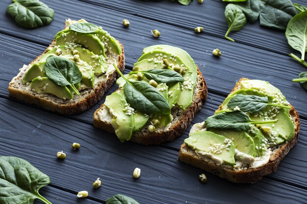 Broodjes met avocado en spinazie