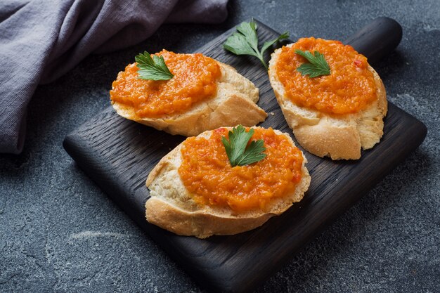 Broodjes met de uien van de kaviertomaten van de broodcourgette. zelfgemaakte vegetarische gerechten. kopieer ruimte.