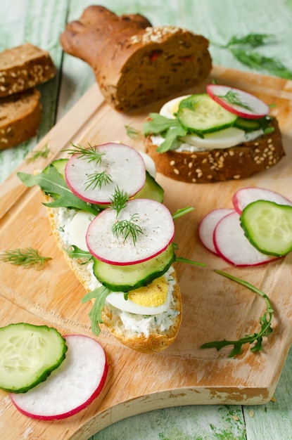 Foto broodjes met ei, radijs, komkommer en rucola
