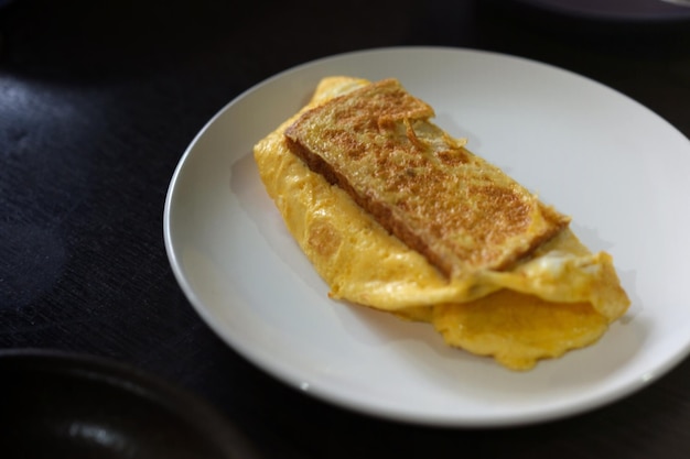 Broodjes met eierham en toastkaas gebakken in witte schotel