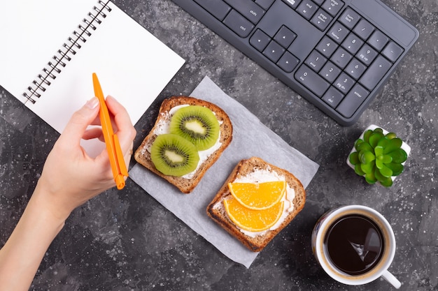 Broodjes met fruit en roomkaas bij een kopje koffie