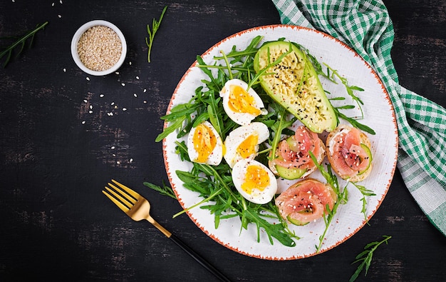 Broodjes met gezouten zalm en gekookte eieren en avocado Keto ketogeen dieet ontbijt of lunch Bovenaanzicht boven je hoofd