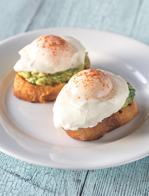 Broodjes met guacamole en gepocheerde eieren