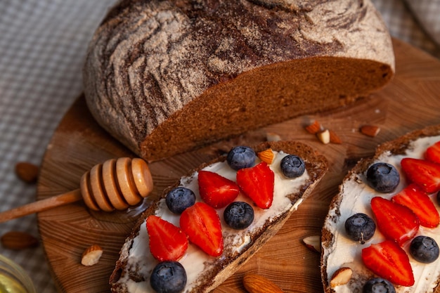 Foto broodjes met huisgemaakt roggebrood, honing, kaas en bessen