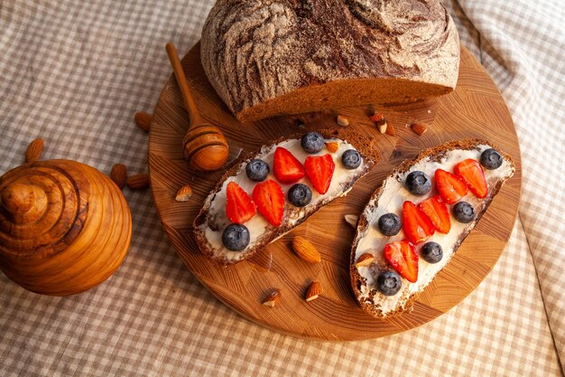 Broodjes met huisgemaakt roggebrood, honing, kaas en bessen