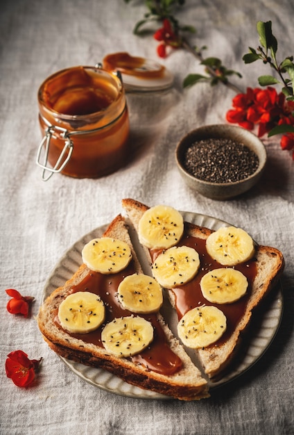 Broodjes met karamel en banaan