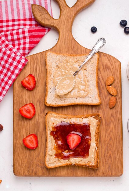 Broodjes met pindakaas en jam