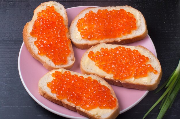 Broodjes met rode kaviaar Een delicatesse op een bord serveren