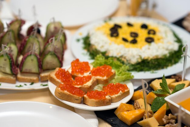 Broodjes met rode kaviaar op de feesttafel