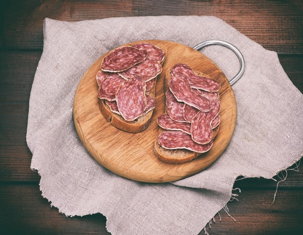 Broodjes met rookworstsalami en brood van roggemeel