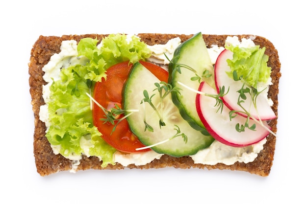 Foto broodjes met roomkaas, groenten en salami.