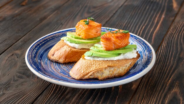 Broodjes met roomkaas, verse avocado en gebakken zalm