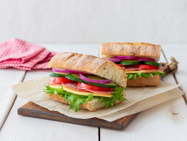 Broodjes met worst, kaas en groene salade