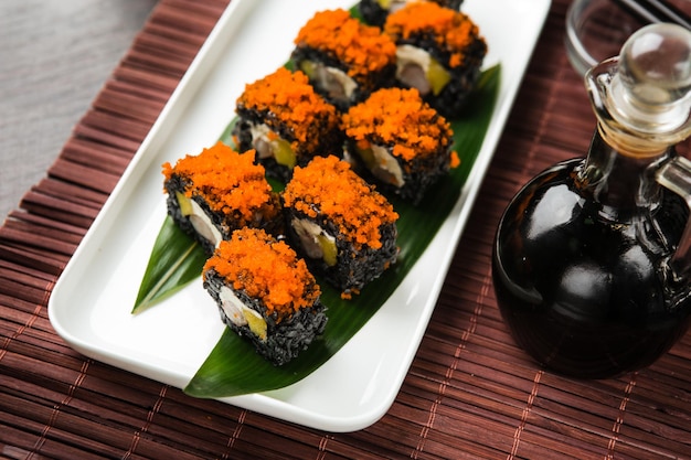 Foto broodjes met zalm, avocado en kaviaar