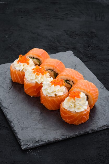 Broodjes met zalm en roomkaas met kaviaar