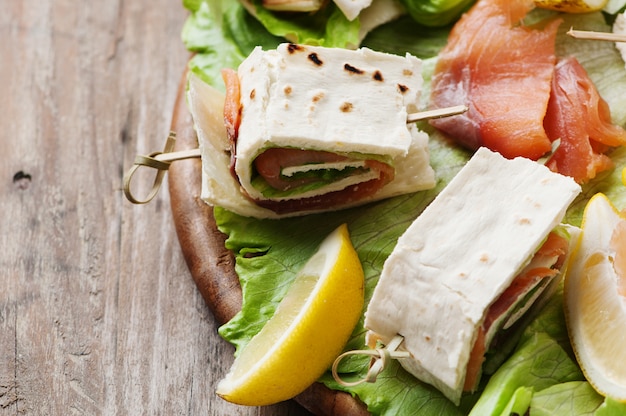 Broodjes met zalm en salade