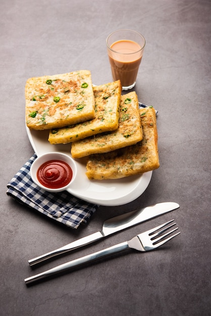 Broodomelet is een snel en makkelijk ontbijt uit India. Verse sneetjes brood gedoopt in eierbeslag met kruiden en ondiep gebakken. geserveerd met tomatenketchup en thee