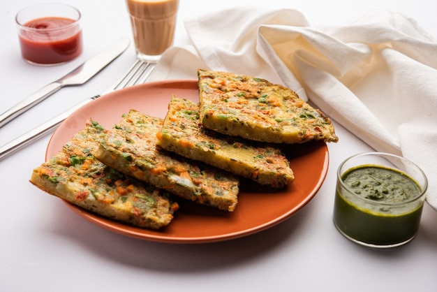 Broodomelet is een snel en makkelijk ontbijt uit India. Verse sneetjes brood gedoopt in eierbeslag met kruiden en ondiep gebakken. geserveerd met tomatenketchup en thee